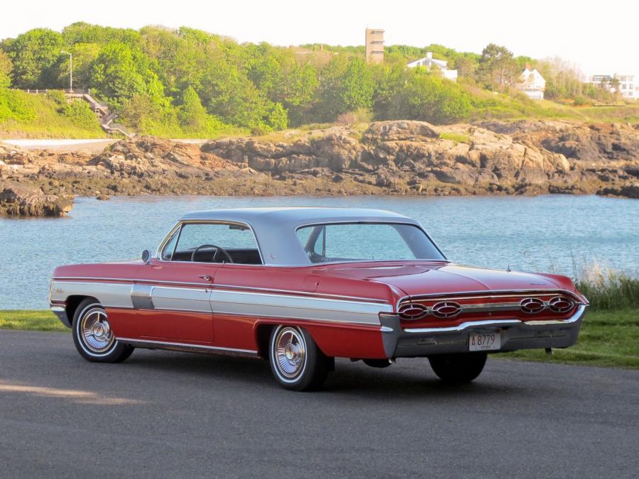  Oldsmobile Starfire Holiday Coupe 1962 года  (фото 2 из 2)